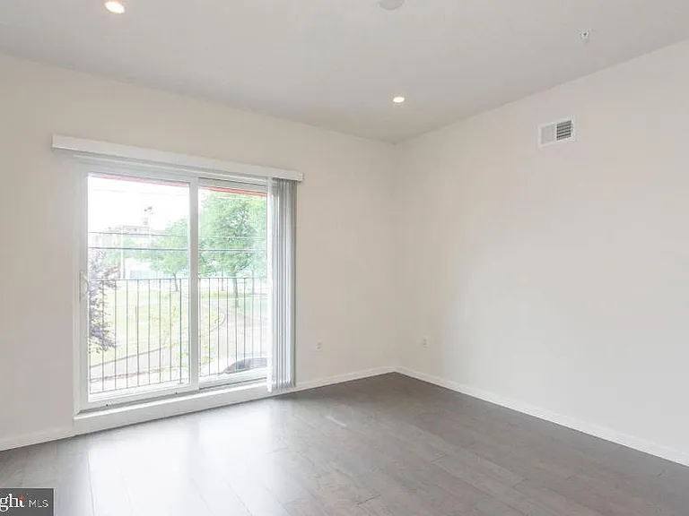 527 W Jefferson St — Photo 13