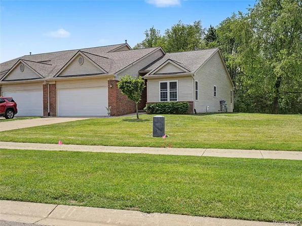 2263 Crystal Crossing Dr, Howell, MI 48843