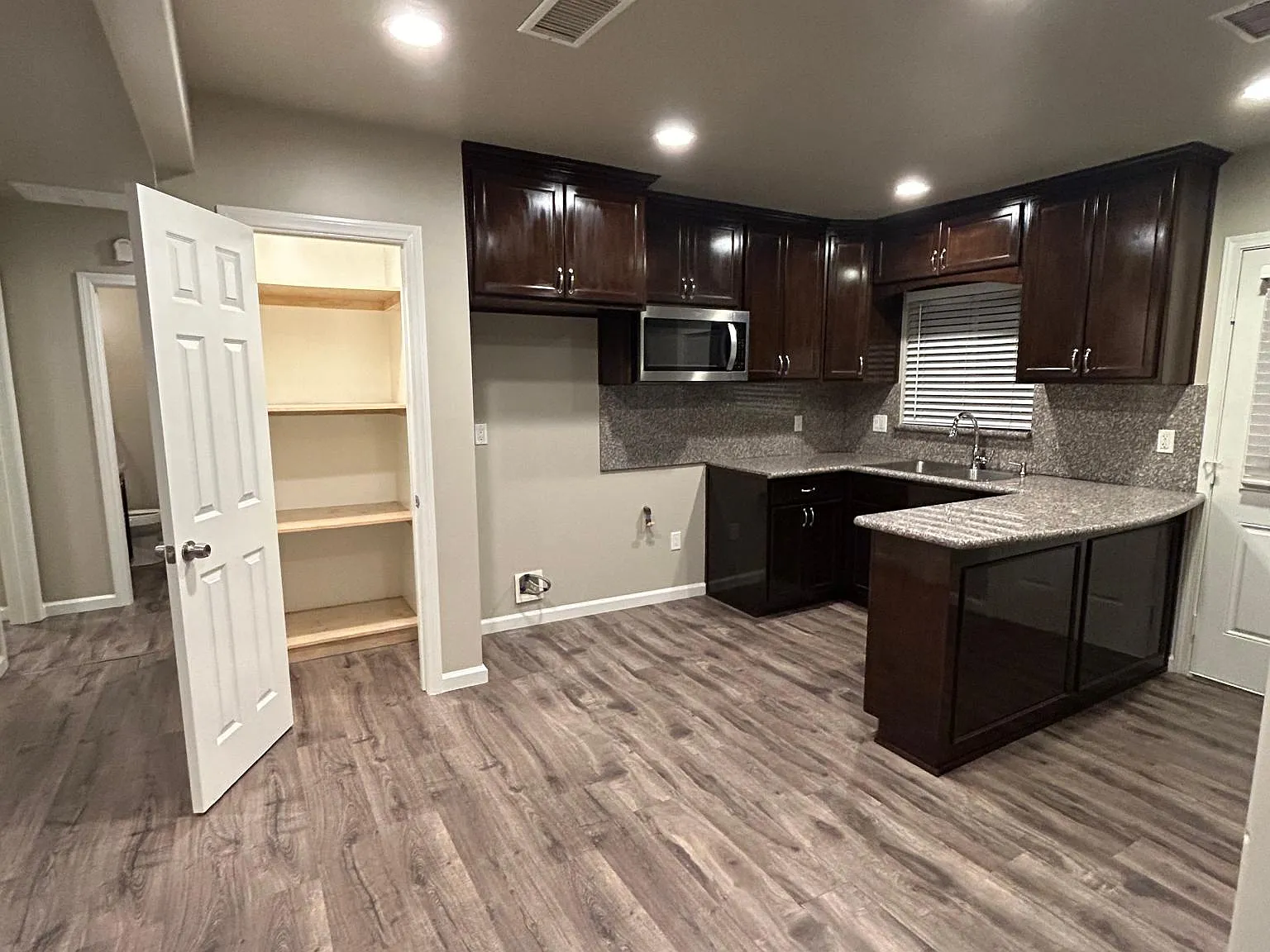 3 bed, 1.5 bath, 1025 sqft, $3,635 — Photo 4
