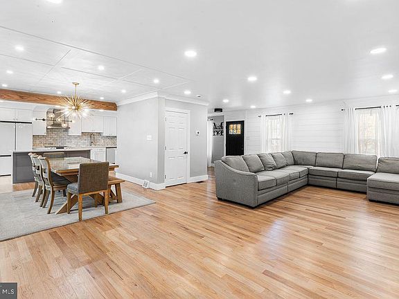 5th image of 46 Suffolk Ct