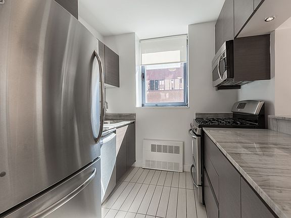 4th image of 235 W 48th St APT 12d