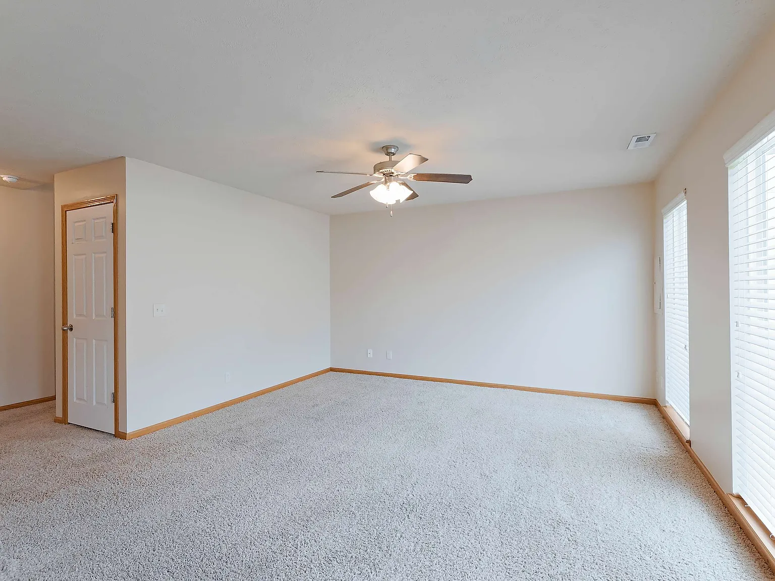 3 bed, 2.5 bath, 1739 sqft, $1,979 — Photo 4