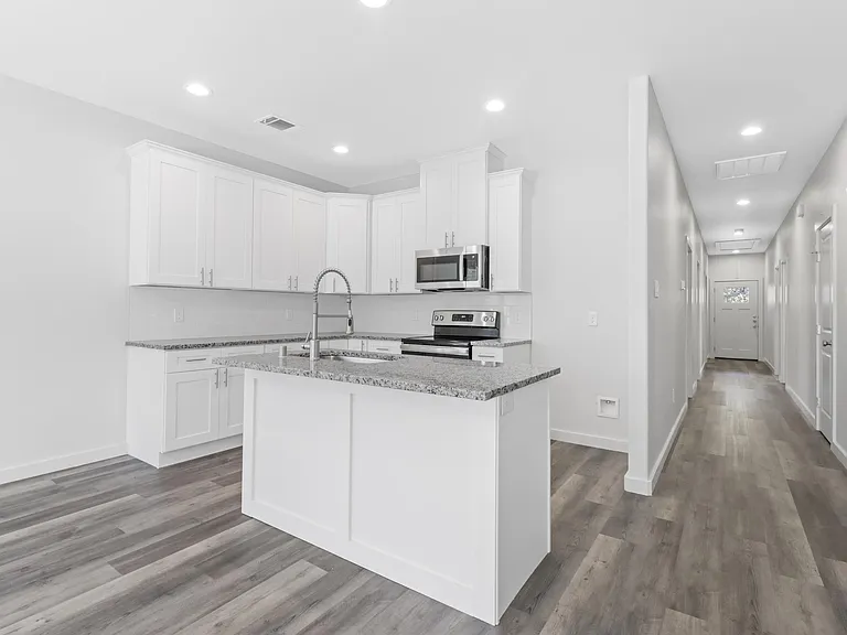 223 W Walker St — Photo 3
