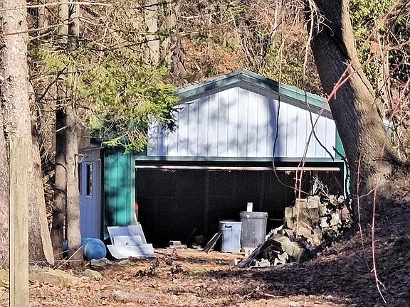 4th image of 102 Carey Dr