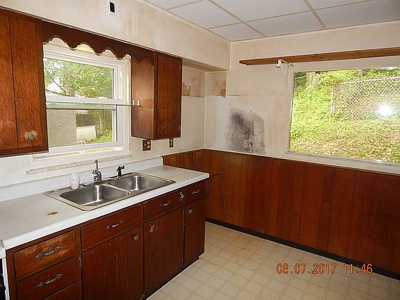 2nd image of 33 Lorraine Ct