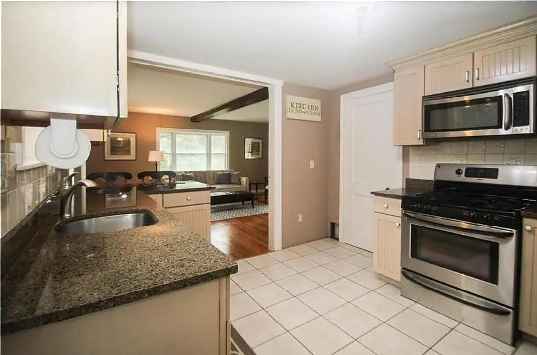 4 bed, 1.5 bath, 1638 sqft, $3,750 — Photo 3