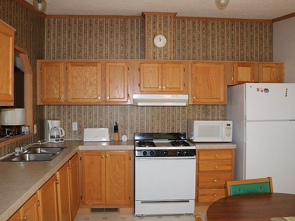4th image of 15462 Summer Ln #19