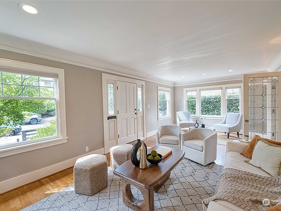 4th image of 806 W McGraw Street