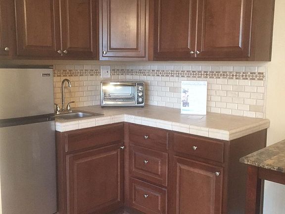 Kitchenette with Refrigerator