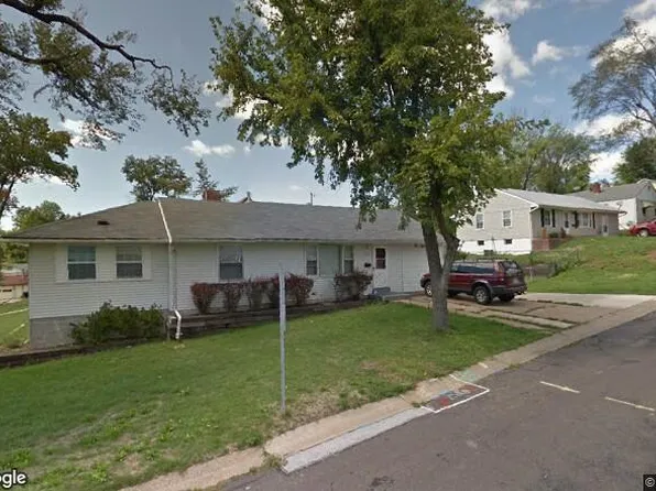 215 Superior Dr, Saint Louis, MO 63135