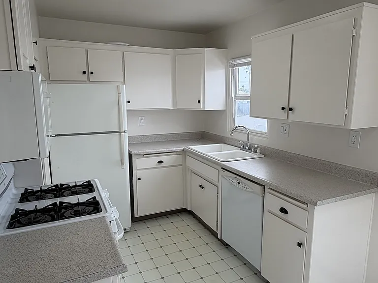 4870 Niagara Ave — Photo 12