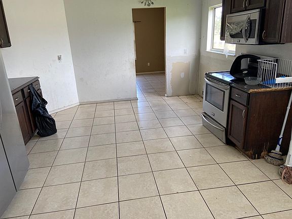 5th image of 1802 SE North Blackwell Dr