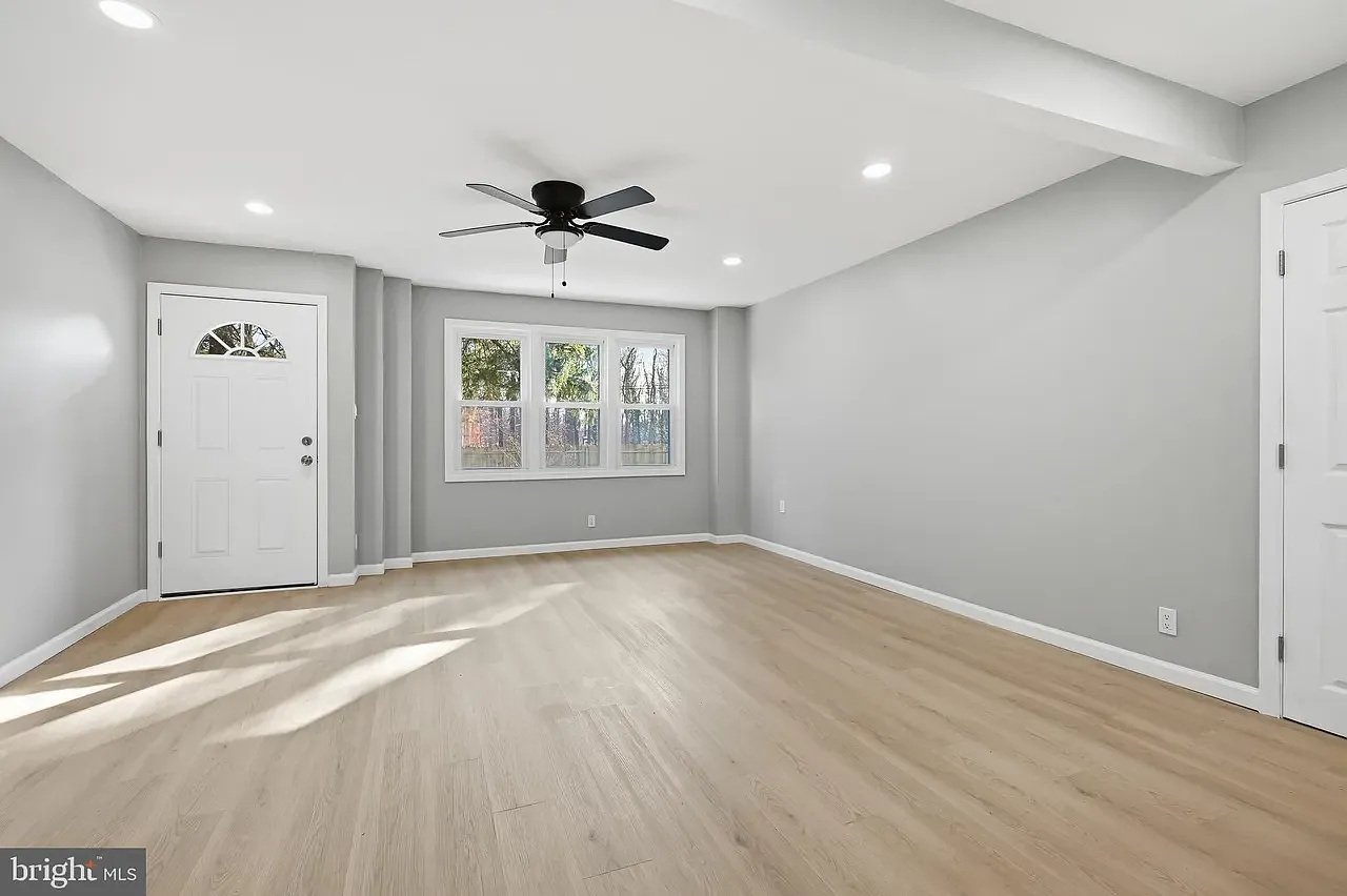 3 bed, 1.5 bath, 1375 sqft, $2,550 — Photo 2