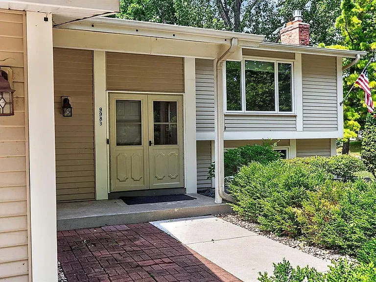 9983 Balmoral Ln — Photo 2