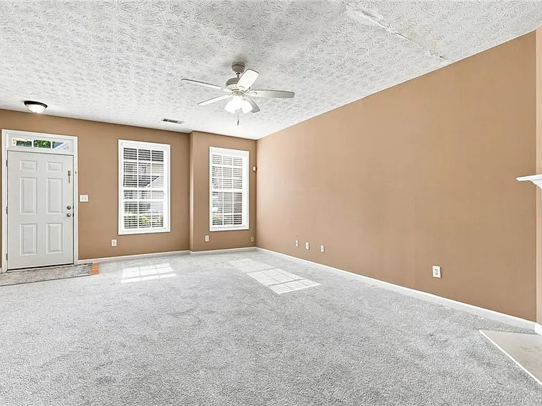 3063 Kentmere Dr — Photo 4