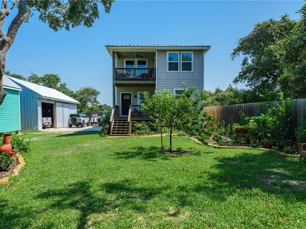 710 W 1st St, Rockport, TX 78382