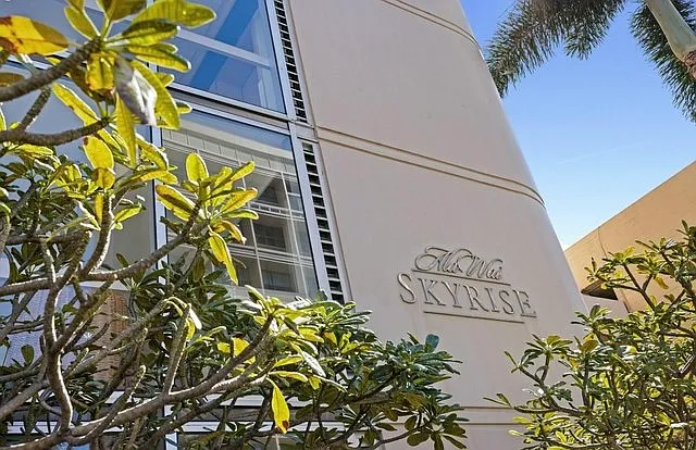 555 University Ave — Photo 8