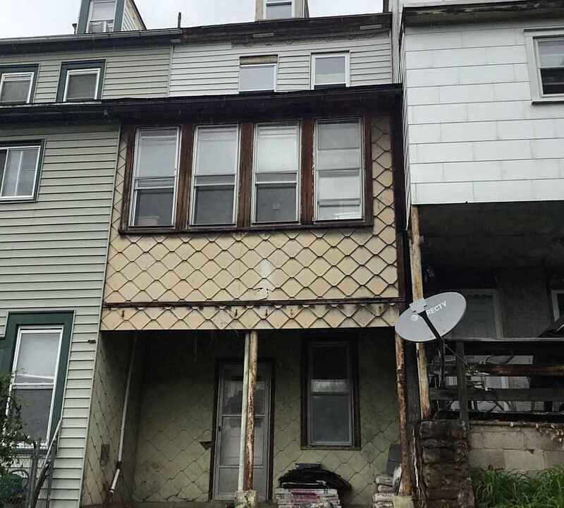 2nd image of 722 E Commerce St