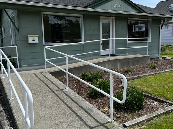 2707 Commercial Ave