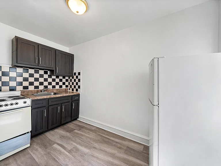 Avondale Apartments — Photo 11