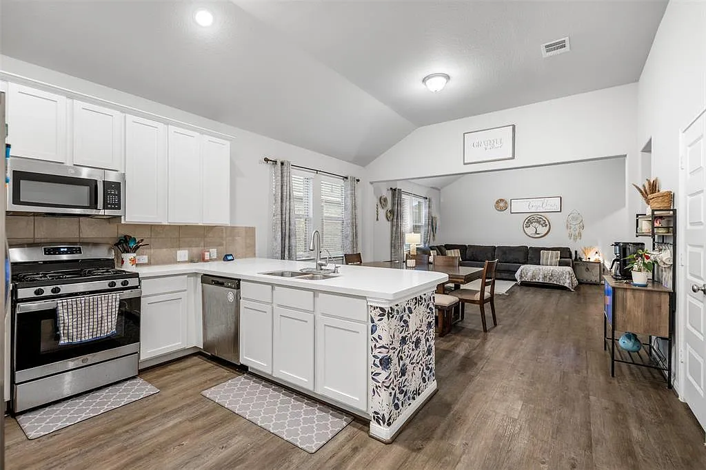1 bed, 2.0 bath, 1924 sqft, $1,092 — Photo 2