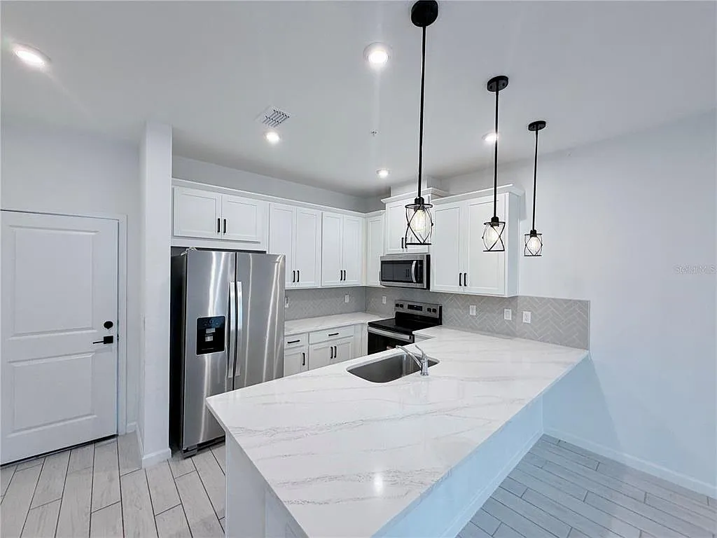 3 bed, 2.5 bath, 1950 sqft, $2,800 — Photo 1