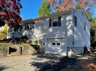 17 Forest Dr, Johnston, RI 02919
