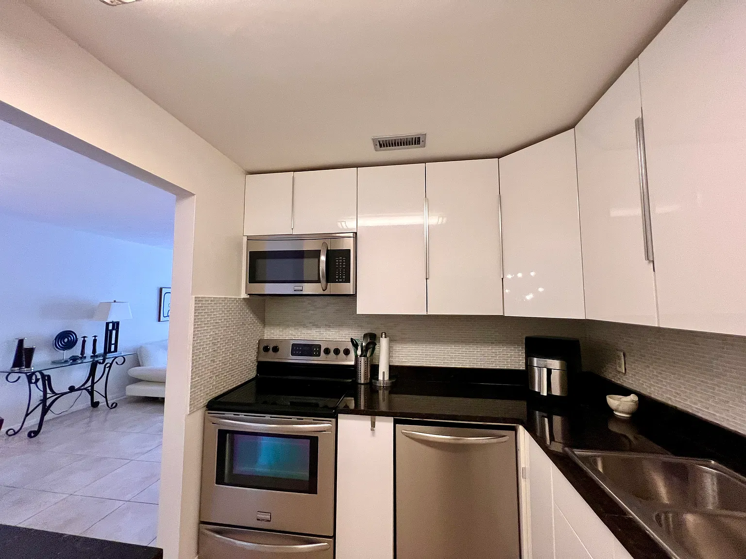2 bed, 1200 sqft, $3,200 — Photo 4