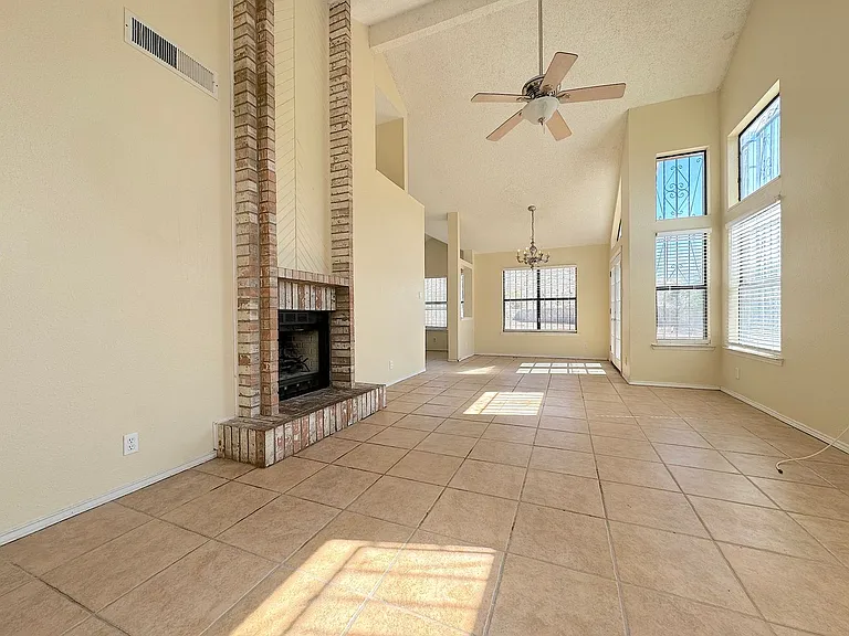 923 Centennial Dr — Photo 4