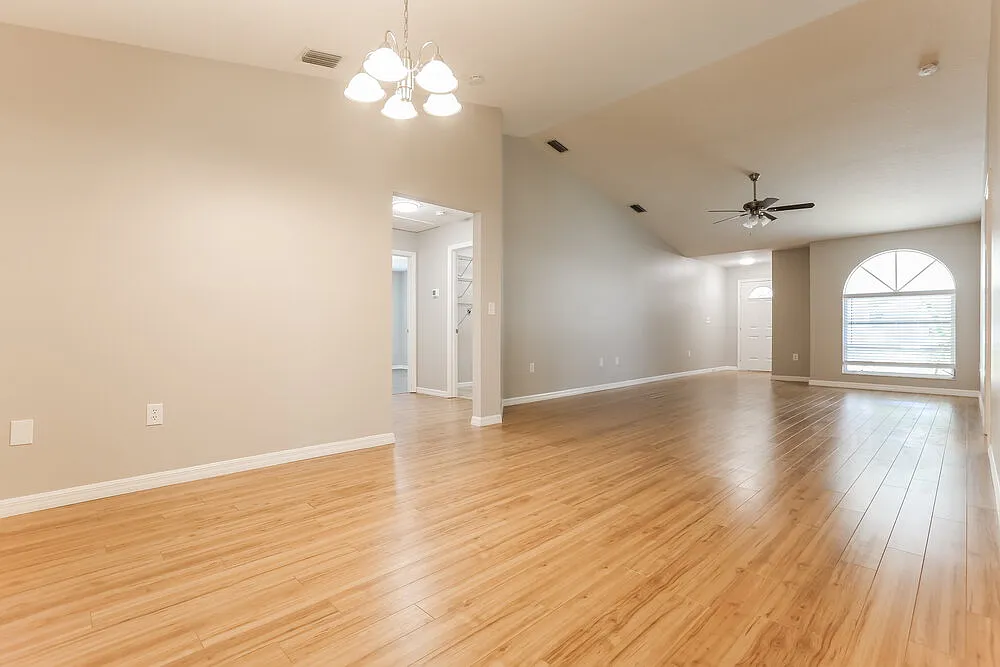 3 bed, 2.0 bath, 1609 sqft, $2,410 — Photo 4