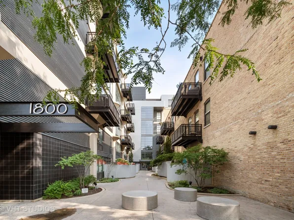 1800 W Grace St APT 421, Chicago, IL 60613