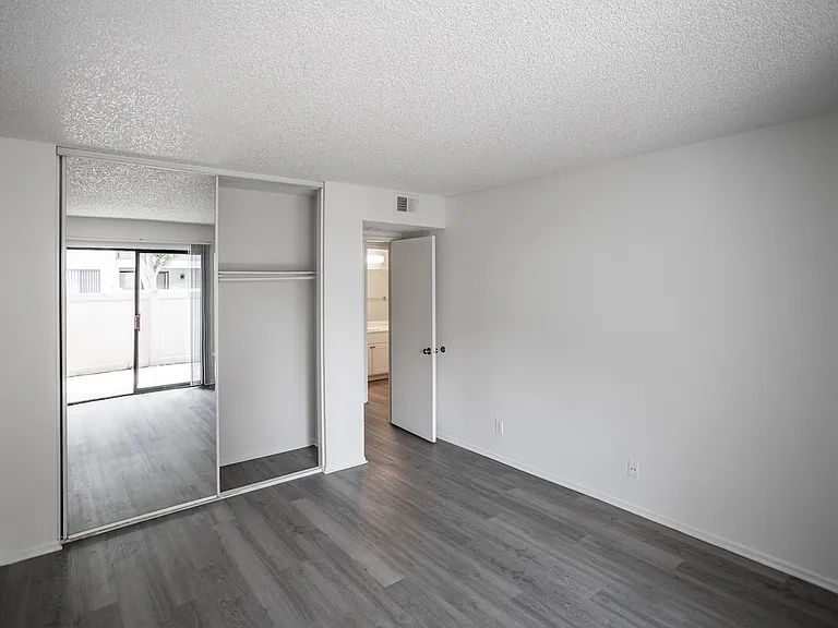 Harbor Cliff Apartments — Photo 18