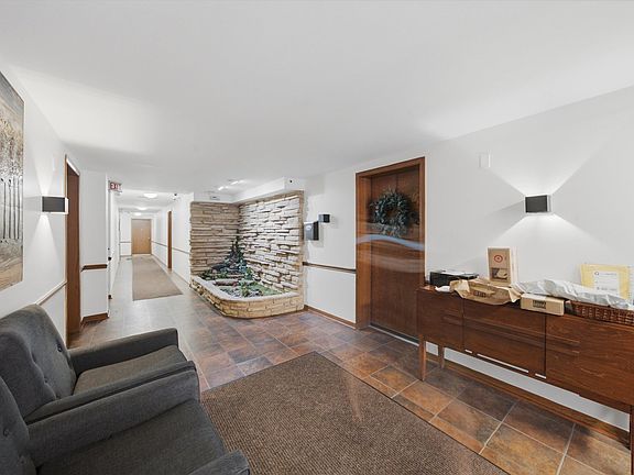 3rd image of 6490 N Northwest Hwy APT 1C
