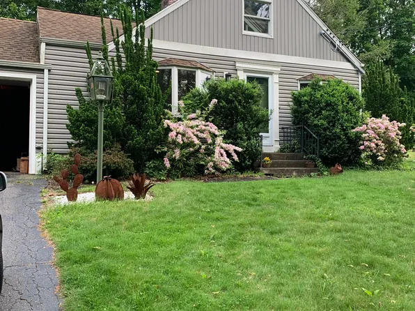 22 Edgewater Rd, North Haven, CT 06473