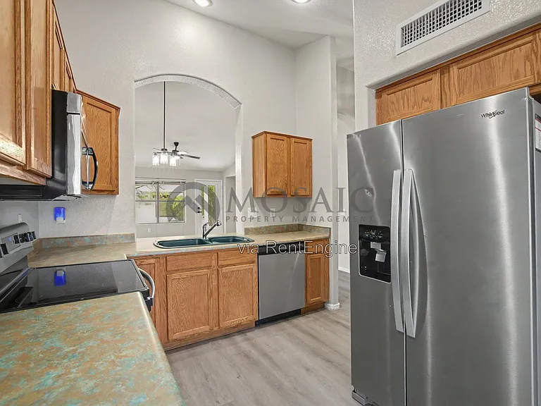 2033 E Willow Wick Rd — Photo 14