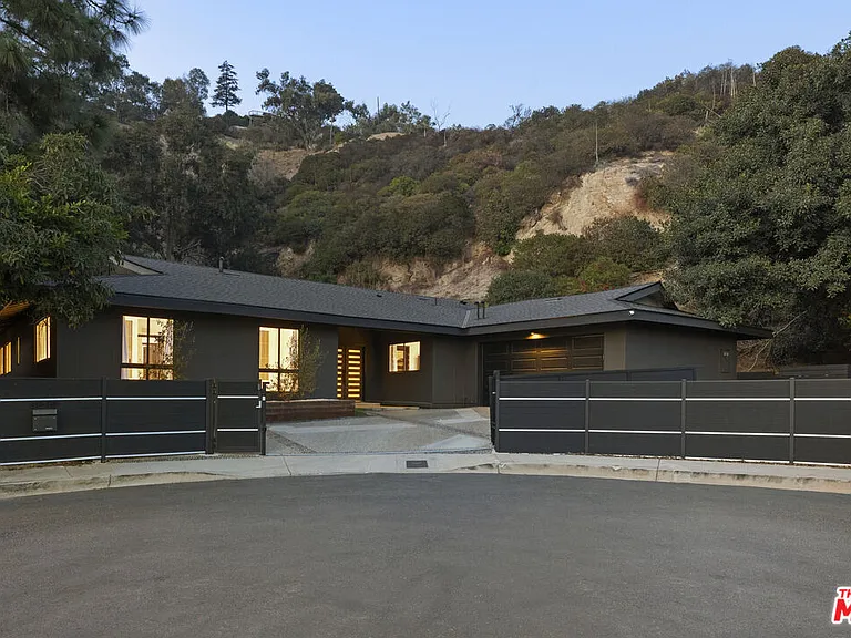 9289 Swallow Dr — Photo 2