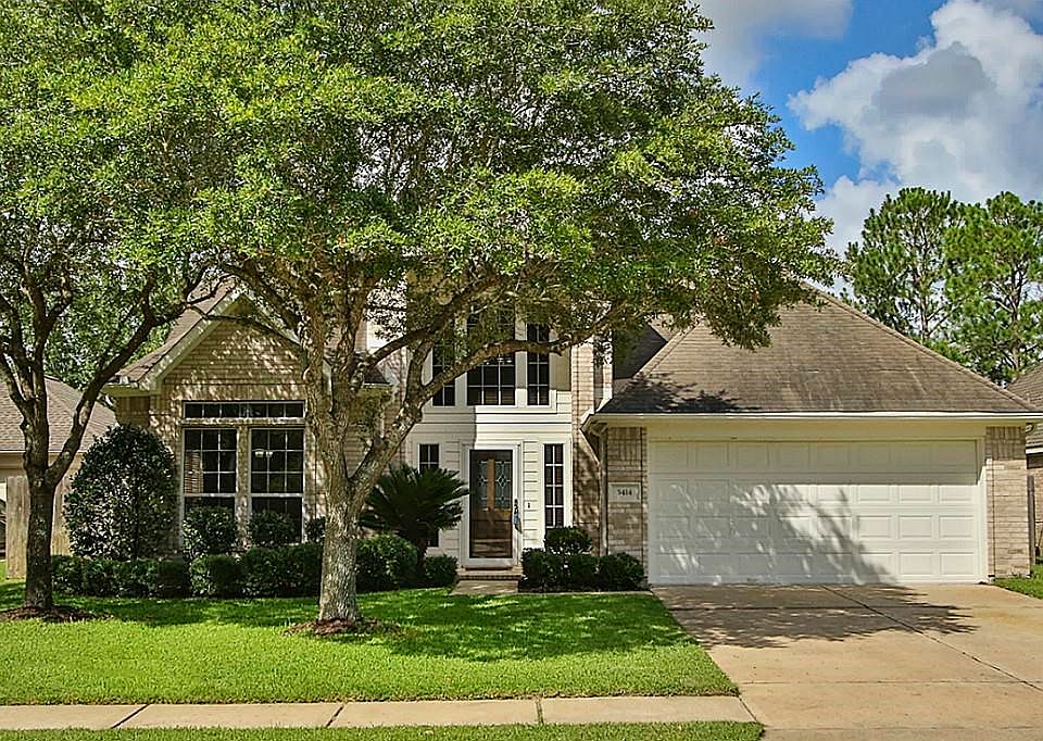 Beautiful Home With Great Curb Appeal.