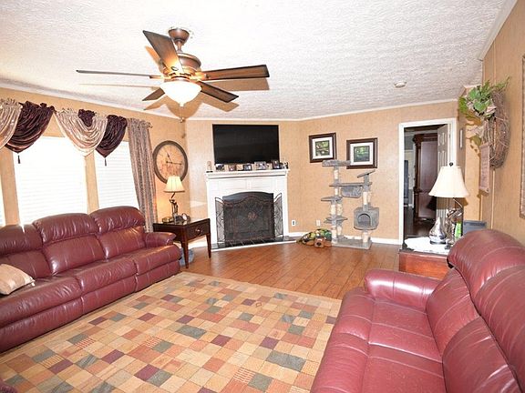 3rd image of 208 Lakeshore Dr