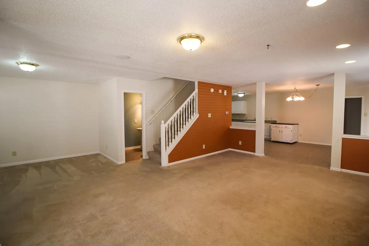 3 bed, 2.5 bath, 2476 sqft, $1,900 — Photo 4