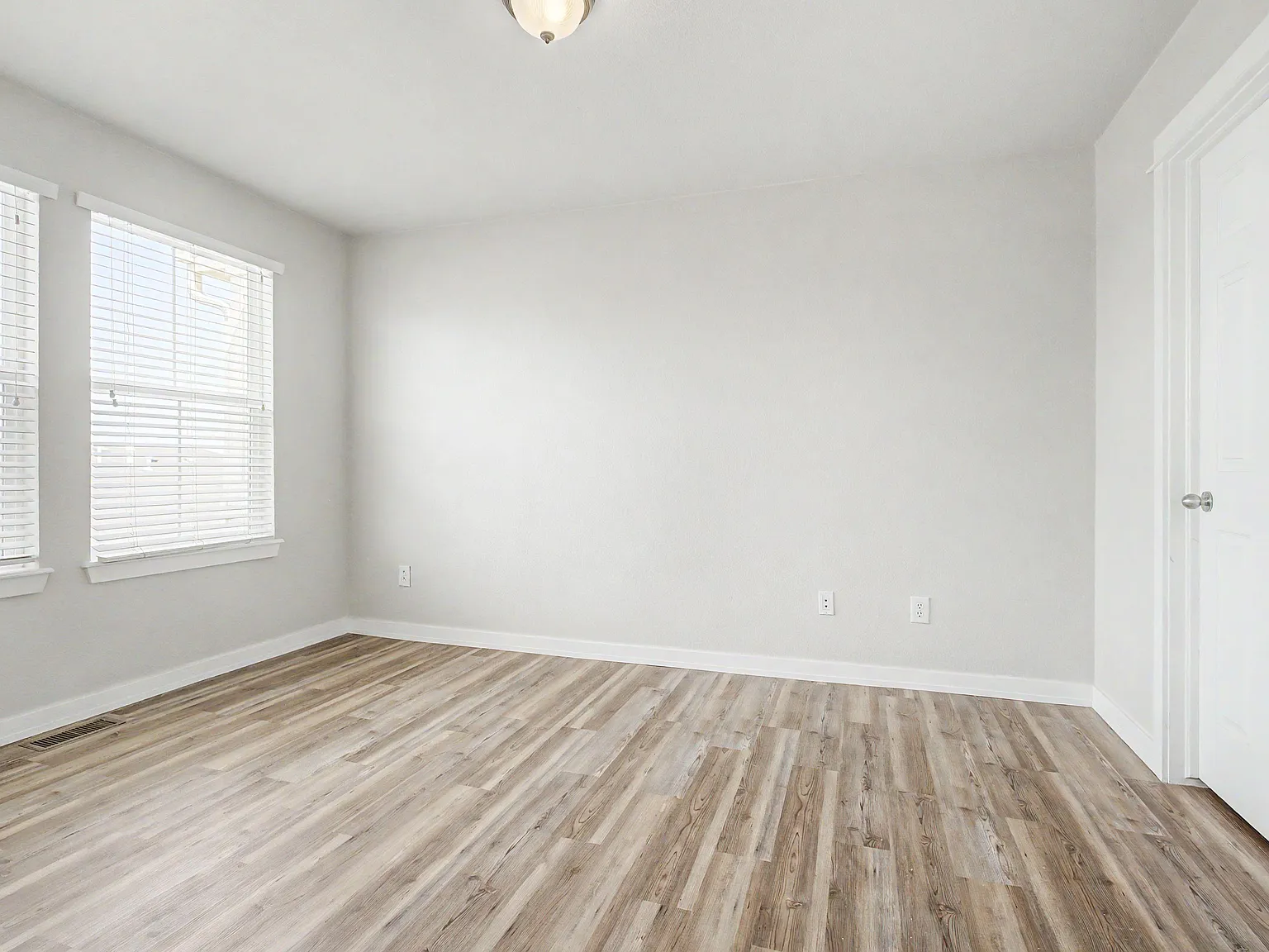 2 bed, 2.0 bath, 1060 sqft, $1,364 — Photo 2