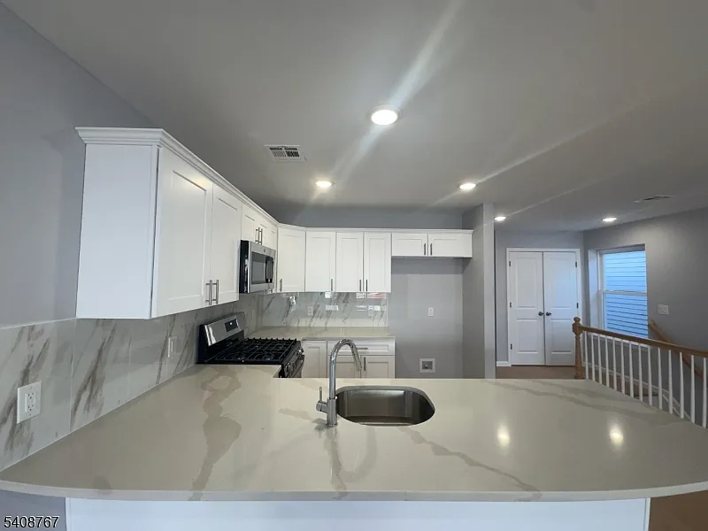 Building Photo - 27 Isabella Ave #2