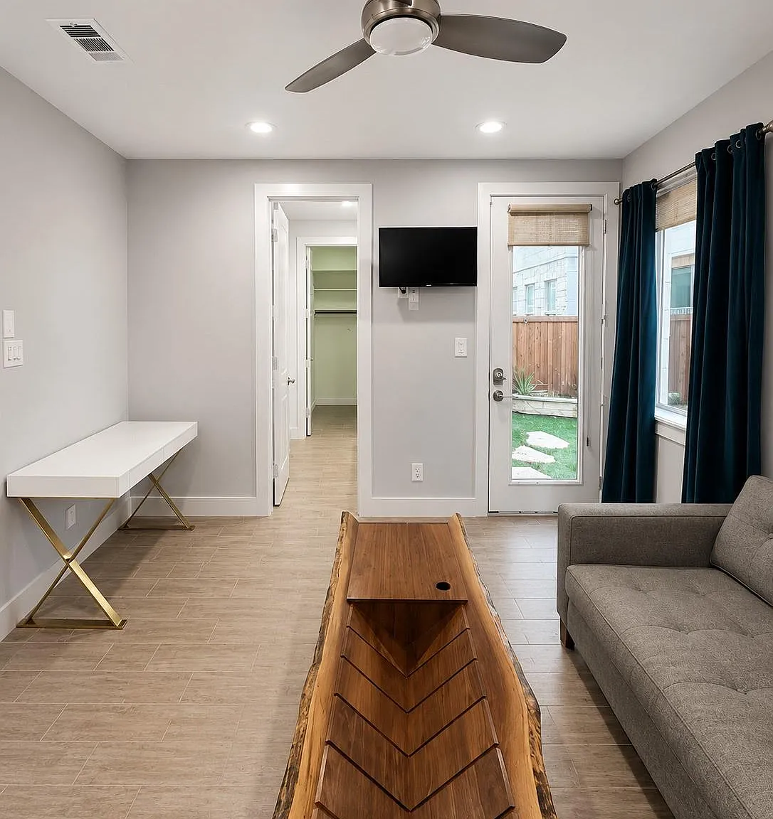 3 bed, 5.0 bath, 3857 sqft, $9,875 — Photo 4