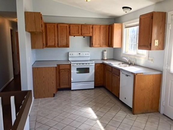 2nd image of 300 Woodbine St