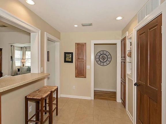 3rd image of 4204 Pinewood Ave
