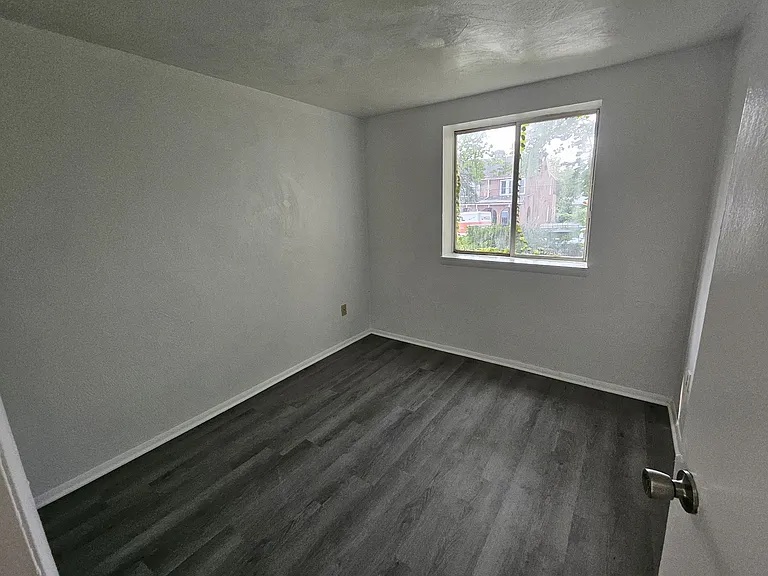 1023 Wallace Ave #4 — Photo 2