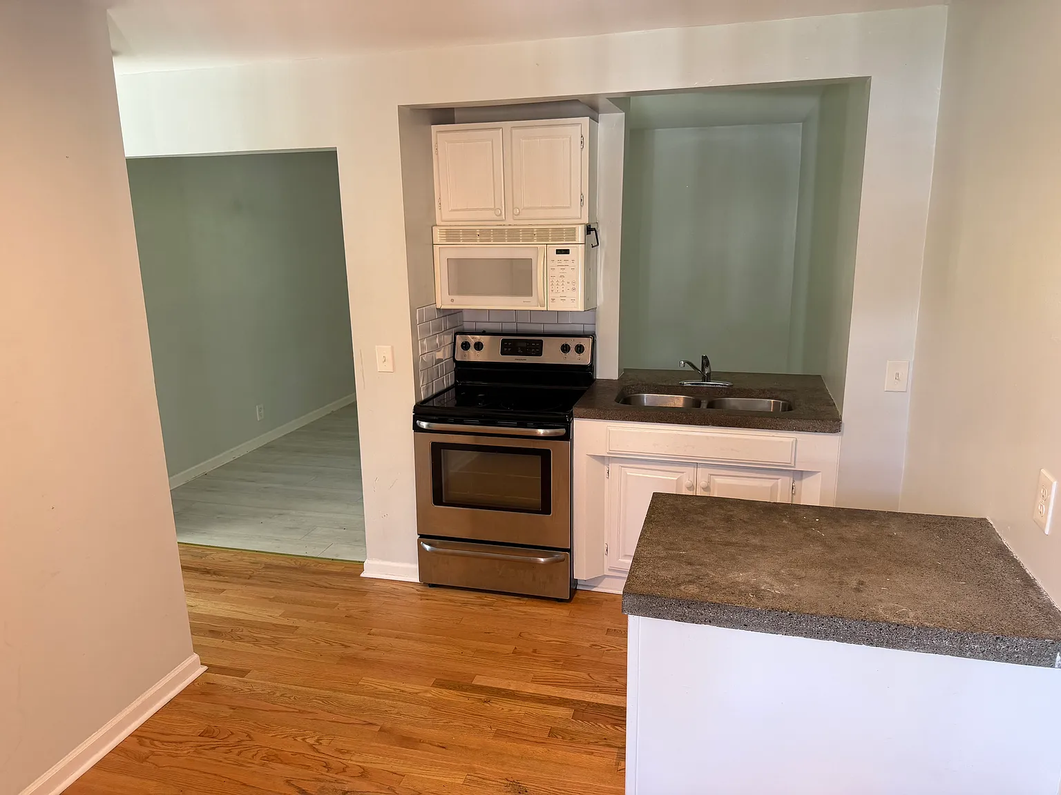 2 bed, 650 sqft, $1,300 — Photo 3
