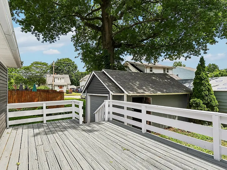 133 E North St — Photo 28