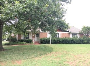 1821 Dorchester Pl, Nichols Hills, OK 73120