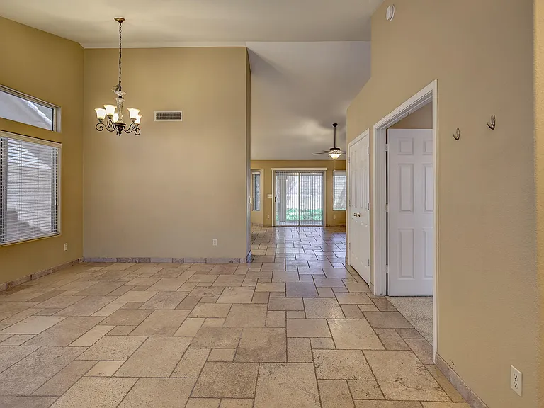 431 N Leoma Ln — Photo 2
