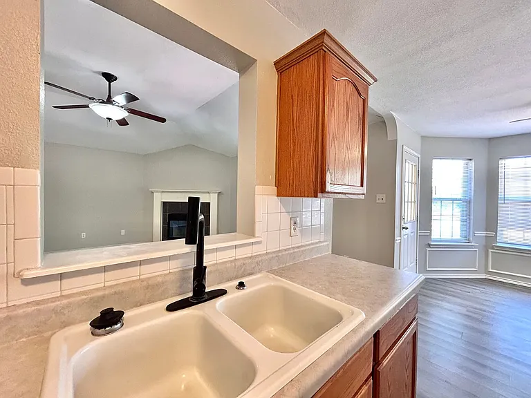 404 Mesquite Cir — Photo 13